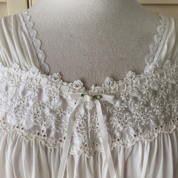 1960's Miss Elaine Waltz Length Nightgown - Picture 6 of 9